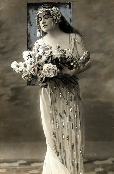 Ritratto a figura intera di Lucy Arbell, cantante d