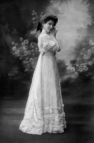 Miss Goldstein come Yvonne nella commedia "Les plumes du Paon", Parigi, foto di Henri Manuel dal giornale francese "Le Theatre" ottobre 1907 da Henri Manuel