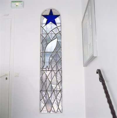 Vetrata raffigurante un pesce impigliato in una rete sotto la Stella della Salvezza, dalla scalinata che conduce alla Cappella del Rosario da Henri Matisse