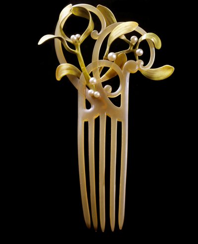 Art Nouveau: pettine vischio in oro, scala, perla e smalto realizzato da Paul (1851-1915) e Henri Vever (1854-1942) da Henri and Paul  Vever
