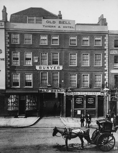 La vecchia locanda Bell, High Holborn, c.1884 da Henry Dixon