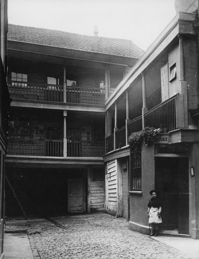 The Old Bell Inn, High Holborn, cortile interno, c.1884 da Henry Dixon