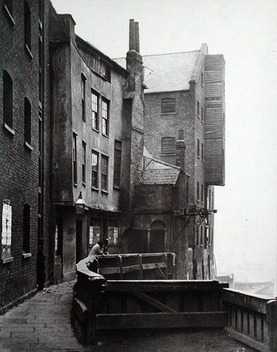 Veduta di figure al molo di St. Mary Overie, Bankside da Henry Dixon