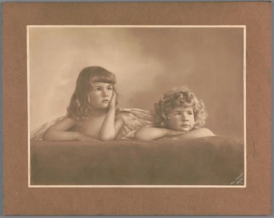 Ritratto di Agnes Renée e Irène Heloïse Pauw van Wieldrecht, figlie del fotografo, in una posa ispirata ai putti della Madonna Sistina di Raffaello da Henry Pauw van Wieldrecht