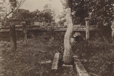 Città rovinate di Ceylon: Colonna arrotondata curiosa e rovine da Henry W. Cave