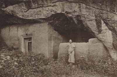 Città rovinate di Ceylon: resti di abitazioni rupestri a Mihintale da Henry W. Cave