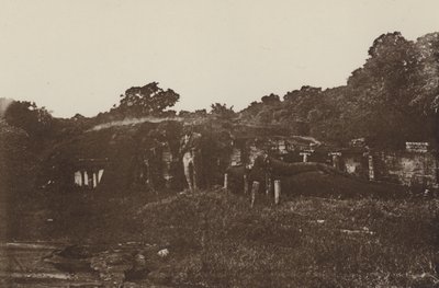 Città rovinate di Ceylon: Tempio di roccia a Polonnaruwa da Henry W. Cave