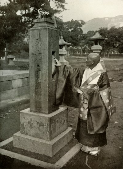 Un sacerdote buddista e ruota di preghiera, 1910 da Herbert Ponting