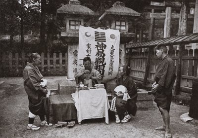 Una chiromante al tempio di Inari da Herbert Ponting