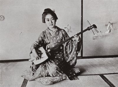 Una Geisha che suona il Samisen da Herbert Ponting