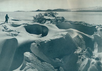 Una cresta di pressione nel ghiaccio marino verso Cape Barne, 1911 da Herbert Ponting