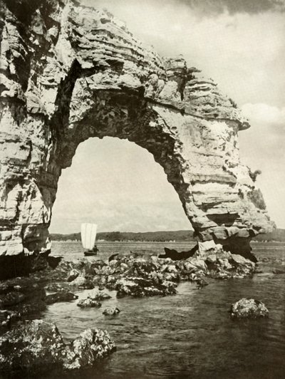 Un arco eroso dal mare a Matsushima, 1910 da Herbert Ponting