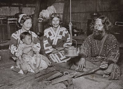 Uomo e donne Ainu a casa da Herbert Ponting