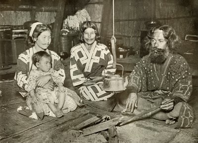 Uomo e Donne Ainu a Casa da Herbert Ponting