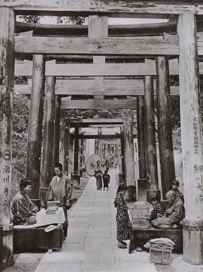 Un viale di Torii al tempio di Inari da Herbert Ponting
