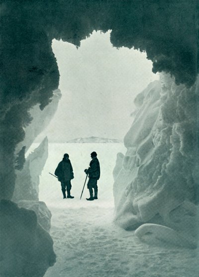 Una grotta di ghiaccio - Tent Island in lontananza Capitano Scott e Wright, c1911 da Herbert Ponting