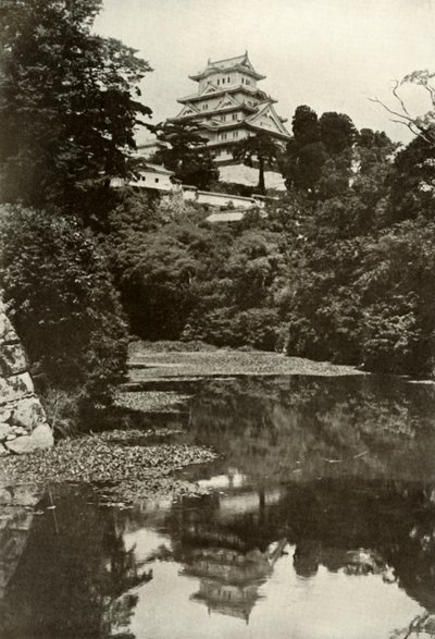 Un vecchio castello feudale dal fossato, 1910 da Herbert Ponting