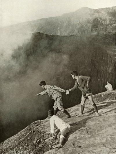 Al bordo dei crateri, Aso-San, 1910 da Herbert Ponting