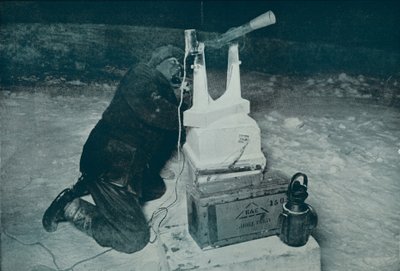 C. S. Wright fa osservazioni con il transito, 8 agosto 1911, 1913 da Herbert Ponting