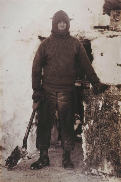 Capitano L.E.G. Oates alla porta della stalla da Herbert Ponting