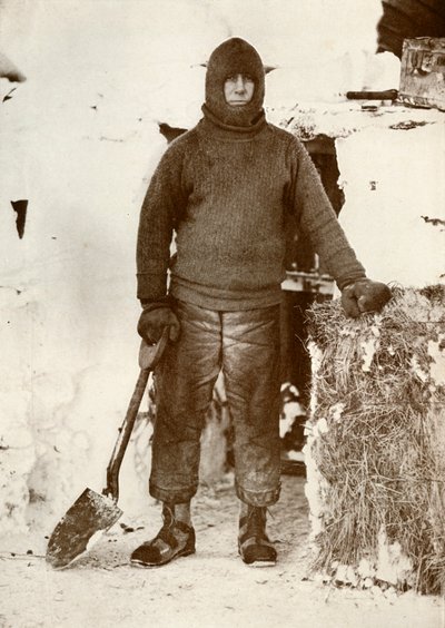 Capitano L. E. G. Oates alla porta della stalla da Herbert Ponting