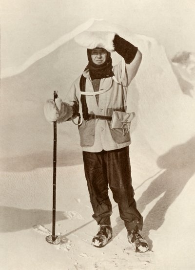 Capitano Scott con il portafoglio in cui portava i suoi diari di slittamento, c1910-1911, 1913 da Herbert Ponting