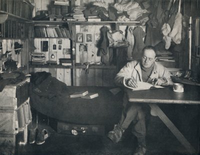 Il capitano Scott scrive il suo diario nella capanna a Cape Evans, c1911, 1914 da Herbert Ponting