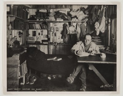 Il capitano Scott scrive il suo diario, durante la spedizione Terra Nova (1910-13) al Polo Sud da Herbert Ponting