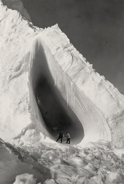 Grotta scolpita nel ghiaccio da Herbert Ponting
