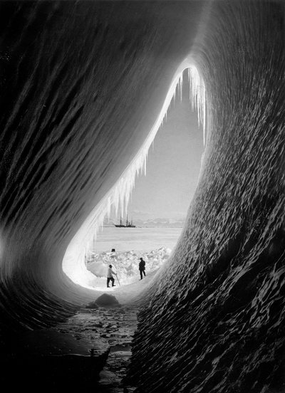 Grotta scavata nel ghiaccio da Herbert Ponting