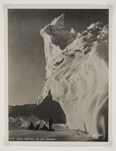 Squadra di cani che riposa vicino a un iceberg da Herbert Ponting
