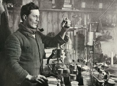 Dr. Atkinson nel suo laboratorio, 15 settembre 1911, 1913 da Herbert Ponting