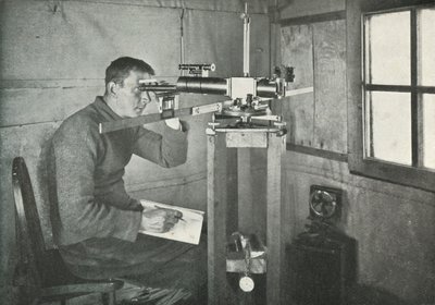Dr. Simpson al magnetometro unifilare, 1911, 1913 da Herbert Ponting