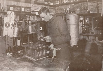 Dr. Simpson nel suo laboratorio, 21 dicembre 1911, 1913 da Herbert Ponting