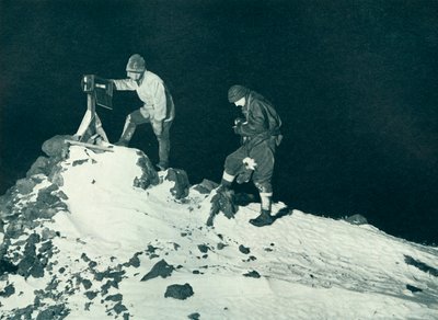 Il dottor Wilson e il tenente Bowers leggono il termometro a rampa, c1911, 1913 da Herbert Ponting