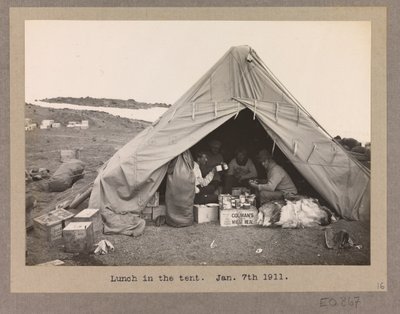 Quattro membri della spedizione che pranzano in una tenda da Herbert Ponting