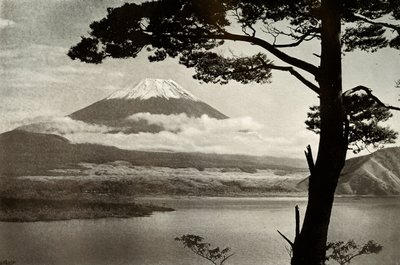 Fuji dal Lago Motosu, 1910 da Herbert Ponting