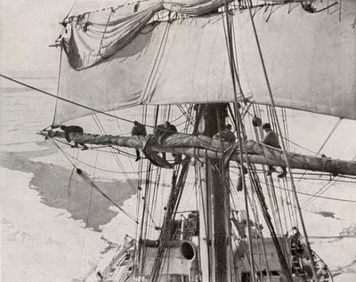 Arrotolando la vela nel pack, c1910-1913, 1913 da Herbert Ponting