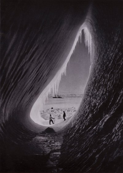 Grotta in un iceberg; Terra Nova in lontananza da Herbert Ponting
