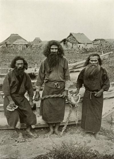 Happu Konno, il cacciatore al centro e due pescatori Ainu, 1910 da Herbert Ponting