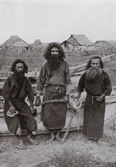 Happukonno, il cacciatore (al centro), e due pescatori Ainu da Herbert Ponting