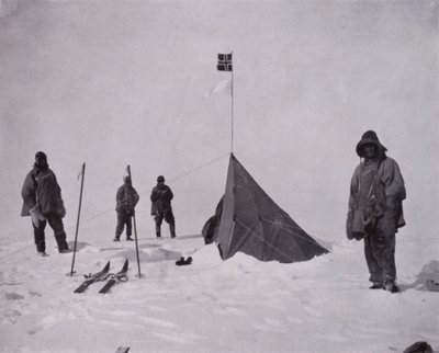 "Era una bandiera nera, la bandiera norvegese. Amundsen fu il primo al polo" da Herbert Ponting