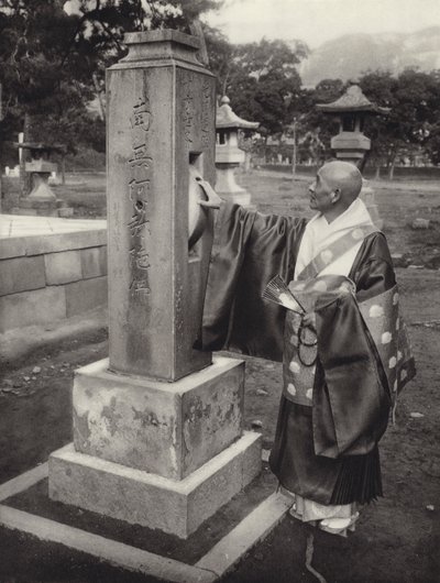 Giappone negli anni 1920: Ruota di preghiera e sacerdote buddista da Herbert Ponting