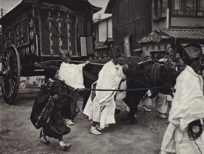 Giappone negli anni 1920: funerale shintoista di una persona di alto rango da Herbert Ponting
