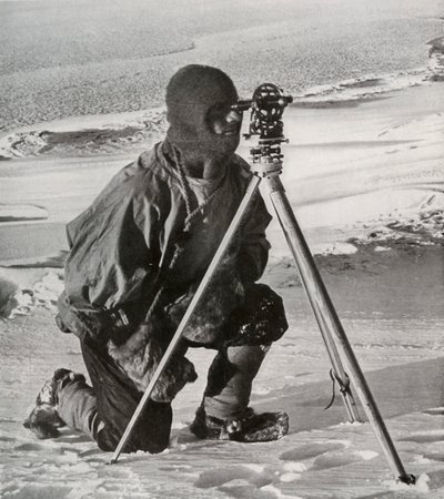 Tenente E. R. G. R. Evans che rileva con il teodolite da quattro pollici, ottobre 1911 da Herbert Ponting