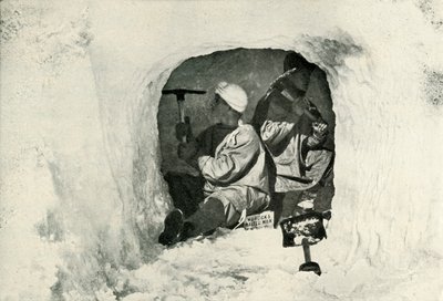 Tenente Evans e Nelson che scavano una grotta per la conservazione a freddo, 12 gennaio 1911 da Herbert Ponting