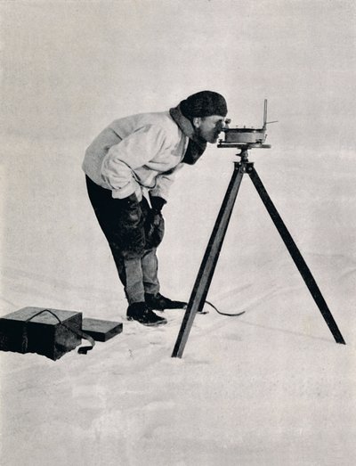 Tenente Pennell con una bussola prismatica, dicembre 1910 da Herbert Ponting