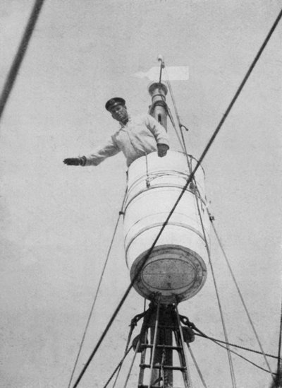 Tenente Evans nel nido del corvo, c1910-1913, 1913 da Herbert Ponting