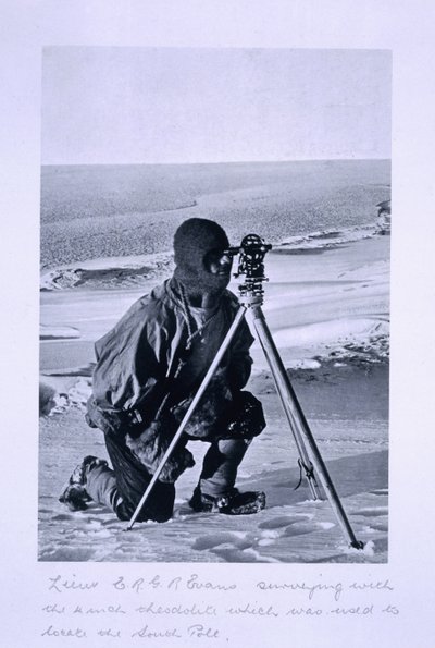 Lt. Evans che rileva con il teodolite da 4 pollici usato per localizzare il Polo Sud, da 