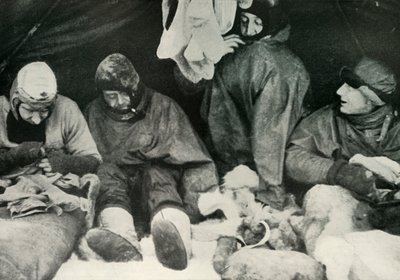 Membri del gruppo polare che si infilano nei loro sacchi a pelo da Herbert Ponting